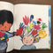 Il bambino con i fiori nei capelli